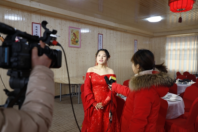 【新春走基层】婚事新办受热捧