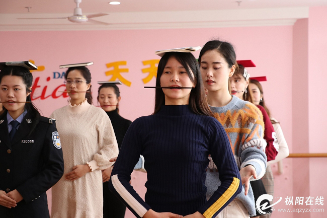 首届油菜花旅游文化节形象大使颁奖典礼举行