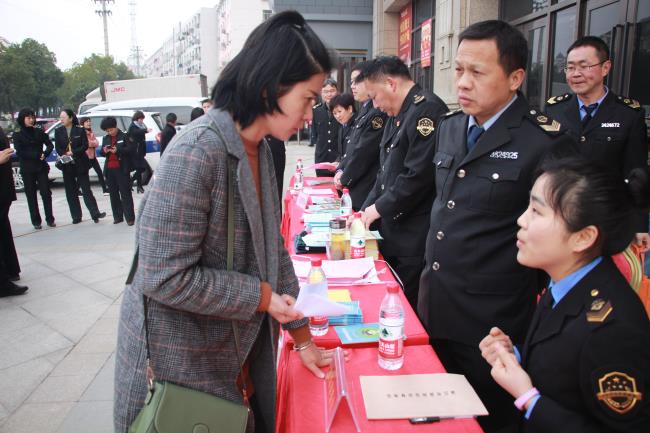 我县举行纪念“3.15”国际消费者权益日宣传活动