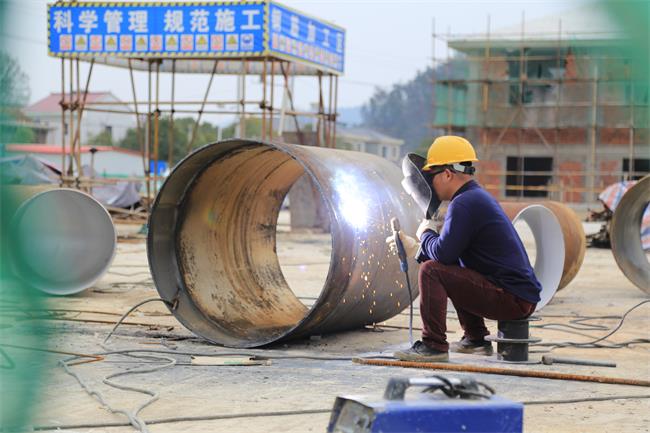 县农村自来水并网改造工作强力推进