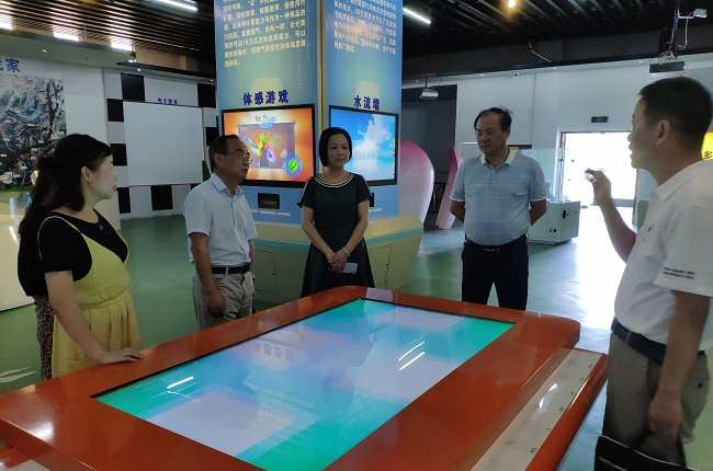 市科协调研县科技馆免费开放工作
