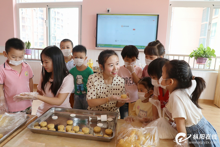 [咱们的节日·中秋]做月饼 学夷易近俗 迎中秋