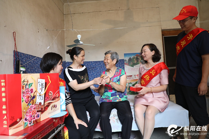 [我们的节日·中秋]爱满中秋节 情暖老人心