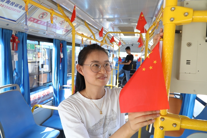 迎国庆 公交车里国旗飘