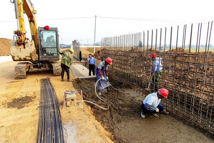 连城湖出口左右岸堤防加固工程加快推进