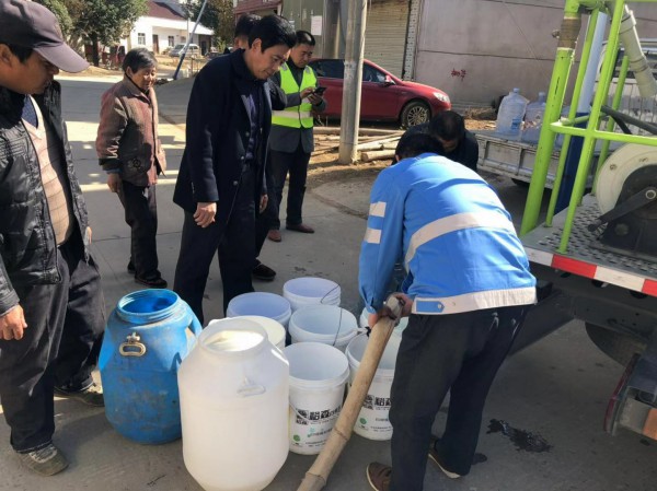 干旱送水解民忧 党与群众心连心