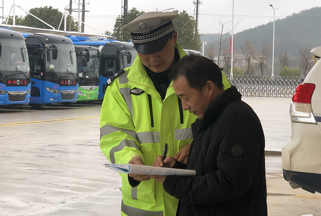 春运首日，枞阳交警在路上