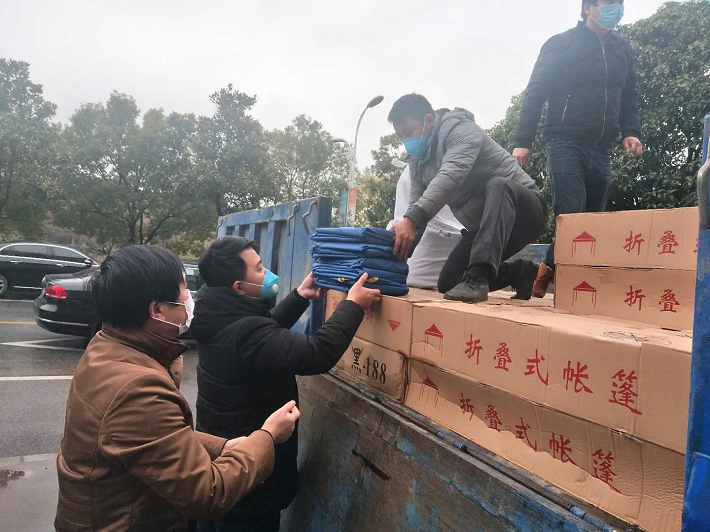 玉堂雨具再赠一批雨衣和帐篷