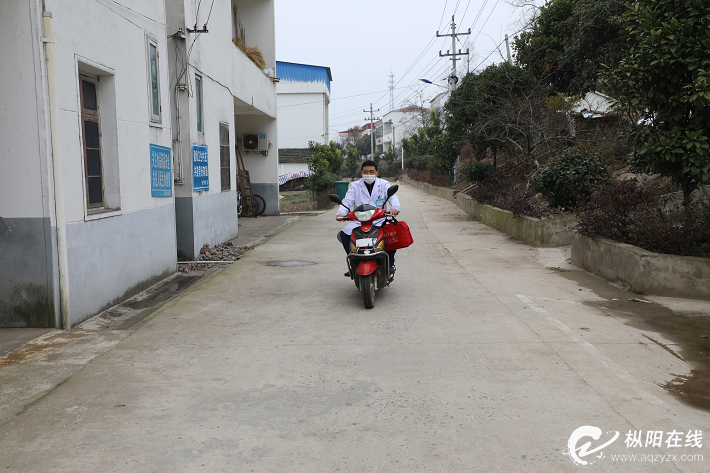 “百医驻村落”医生汤泽与江心洲村落夷易近携手战疫