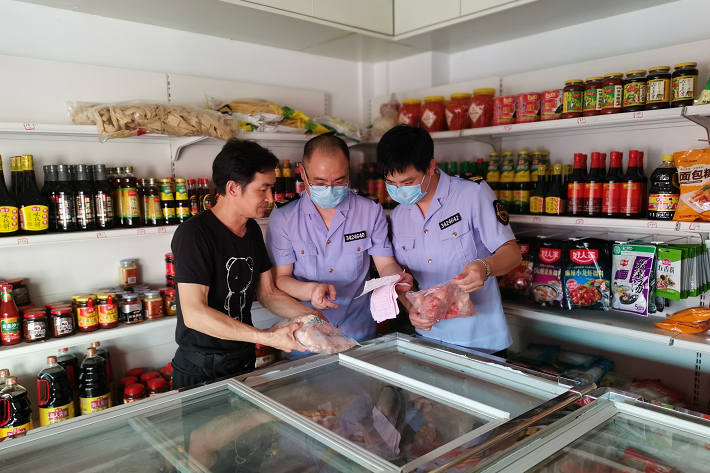 枞阳县市场监管局排查冷冻食物防疫情