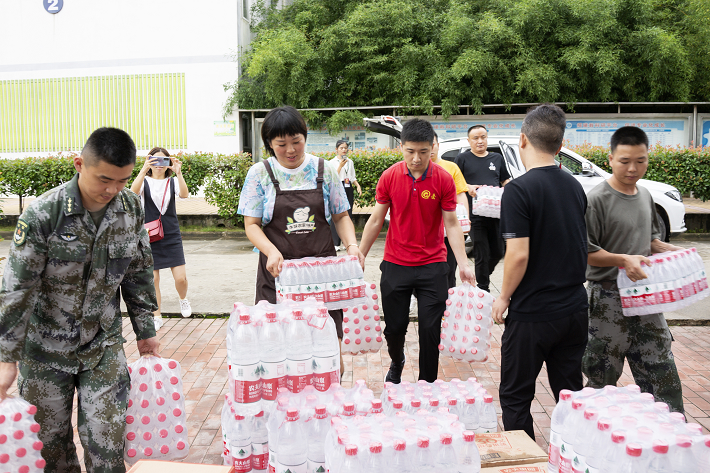 爱心志愿者慰问抗洪官兵