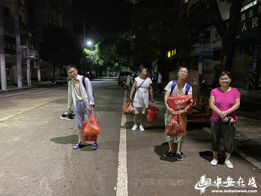 【防汛救灾第一线】水位猛涨！枞阳防洪墙周边居民连夜转移