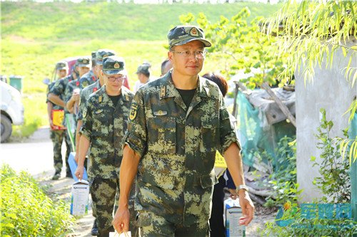 枞阳：抗洪武警官兵慰问贫困家庭