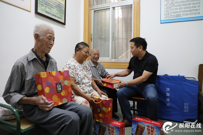 慰问安置点被转移群众
