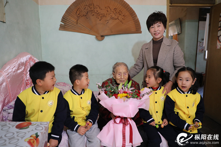 【收集中国节·重阳】幼儿园孩子探望百岁老人