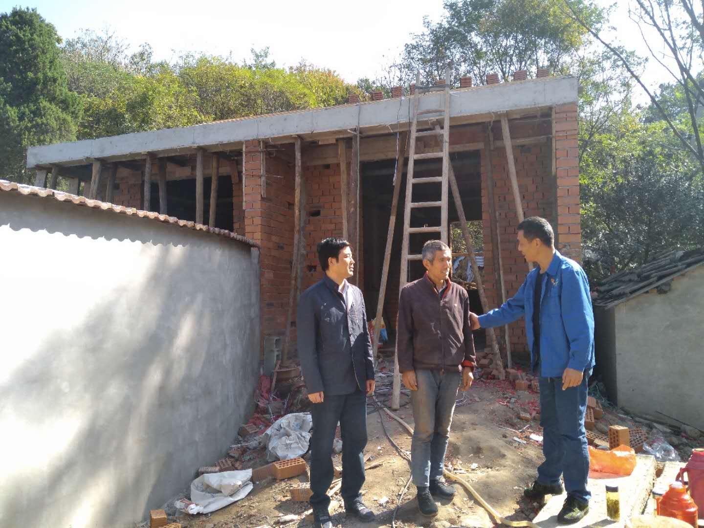金社镇丁根亮带领残疾儿子奔小康