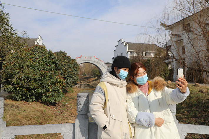 浮山风物区游客欢庆元旦