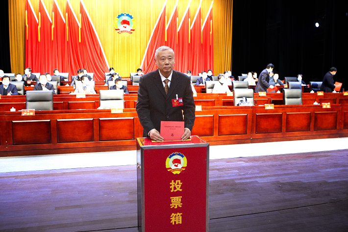 县政协十三届五次会议举行第二次全体会议