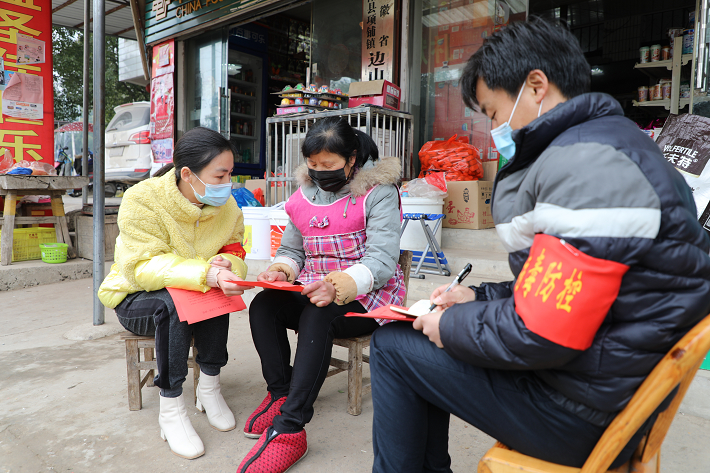 上门进行疫情防控知识宣传