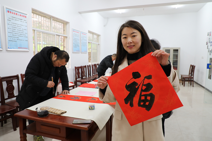 书法名家进社区 义写春联送居民