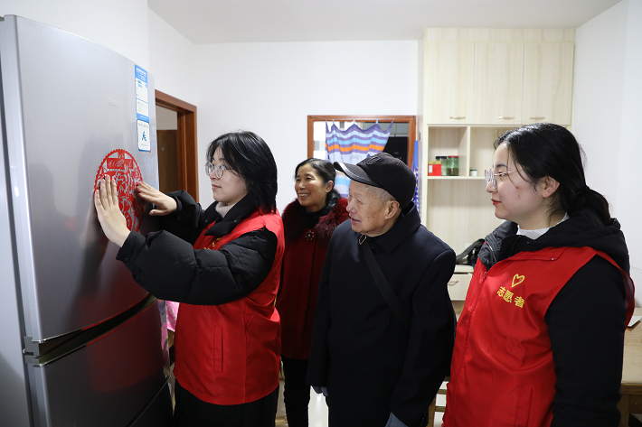 志愿服务不打烊 孝老敬亲过新春