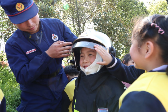 幼儿园师生“零距离”体验消防