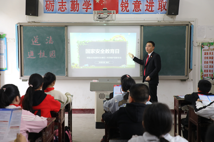 送法进校园 普法促成长