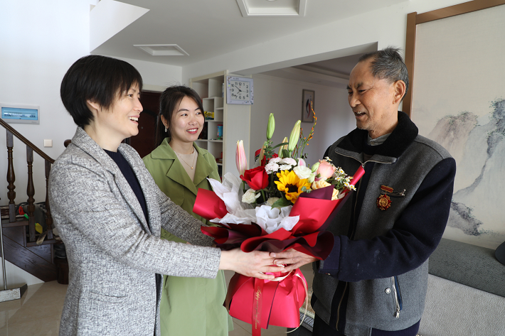 鲜花送劳模　精神永传承
