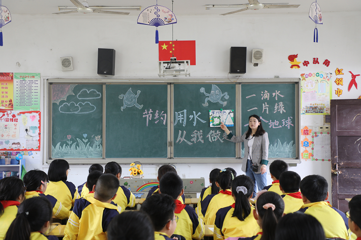 城关小学睁开“节约用水 从我做起”行动