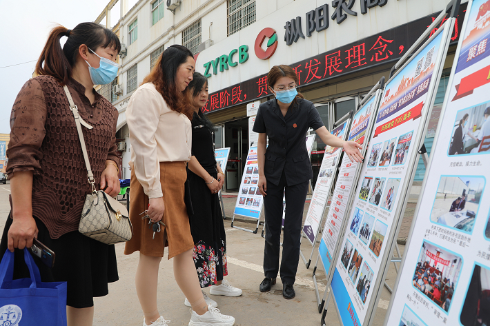 法官进村落子　助力双提升