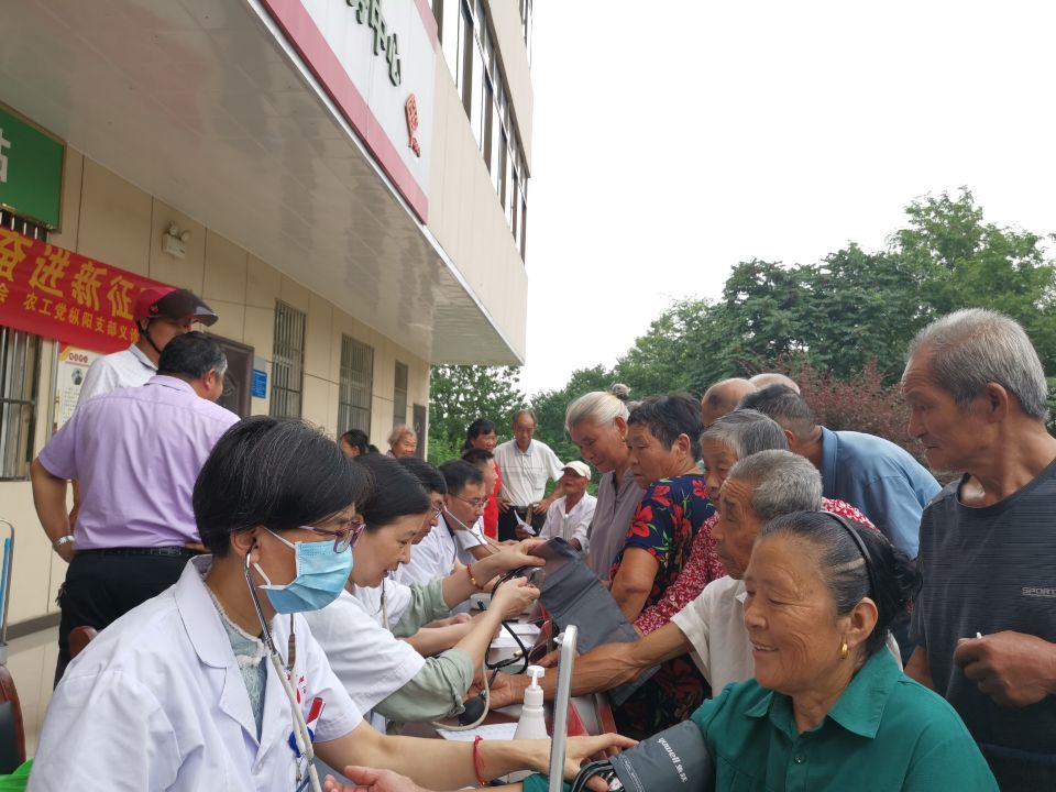 义诊进村  便民同心